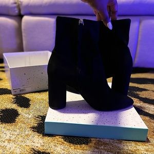 Beautiful black suede Abound heels. Approx 4”